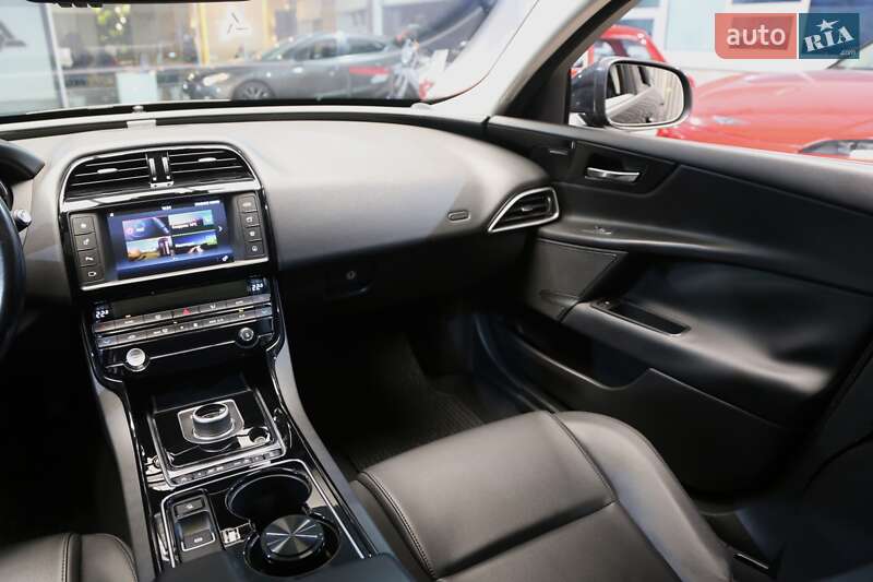 Седан Jaguar XE 2016 в Києві фото 15 Седан Jaguar XE 2016 в Києві