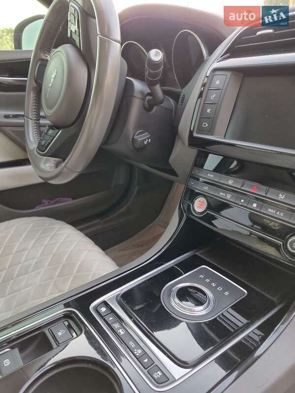 Седан Jaguar XE 2016 в Кременчуці фото 29 Седан Jaguar XE 2016 в Кременчуці