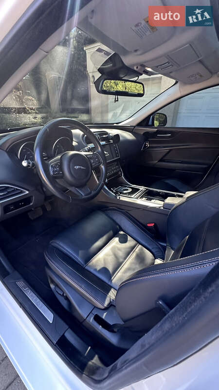 Седан Jaguar XE 2015 в Одесі