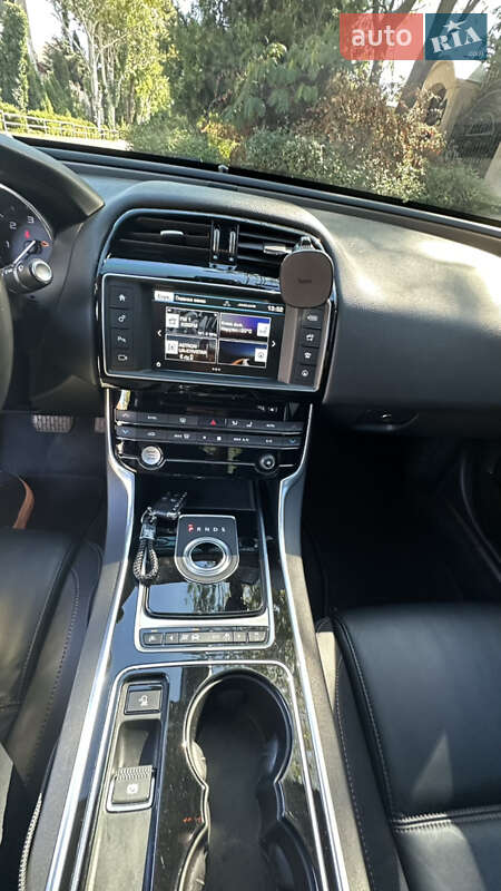 Седан Jaguar XE 2015 в Одесі