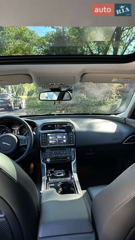 Седан Jaguar XE 2015 в Одесі