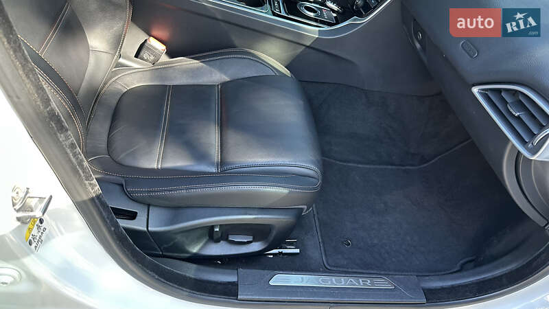 Седан Jaguar XE 2015 в Одесі