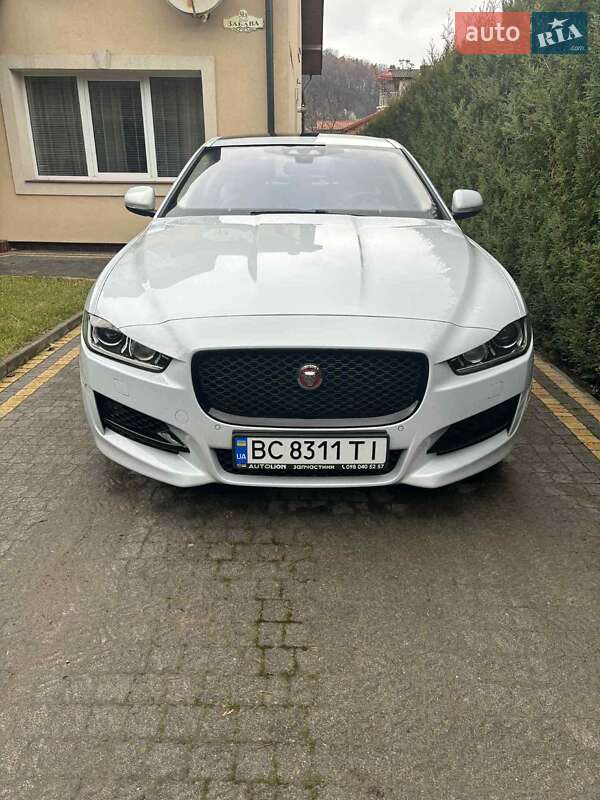 Седан Jaguar XE 2016 в Львове