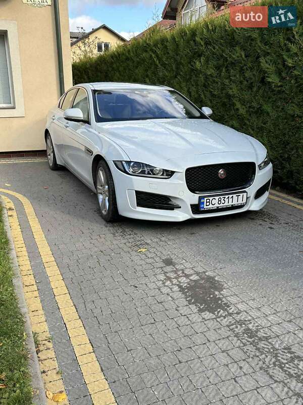Седан Jaguar XE 2016 в Львове