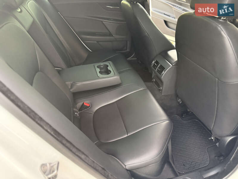 Седан Jaguar XE 2018 в Мукачевому