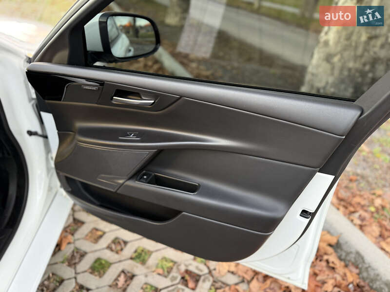 Седан Jaguar XE 2018 в Мукачевому