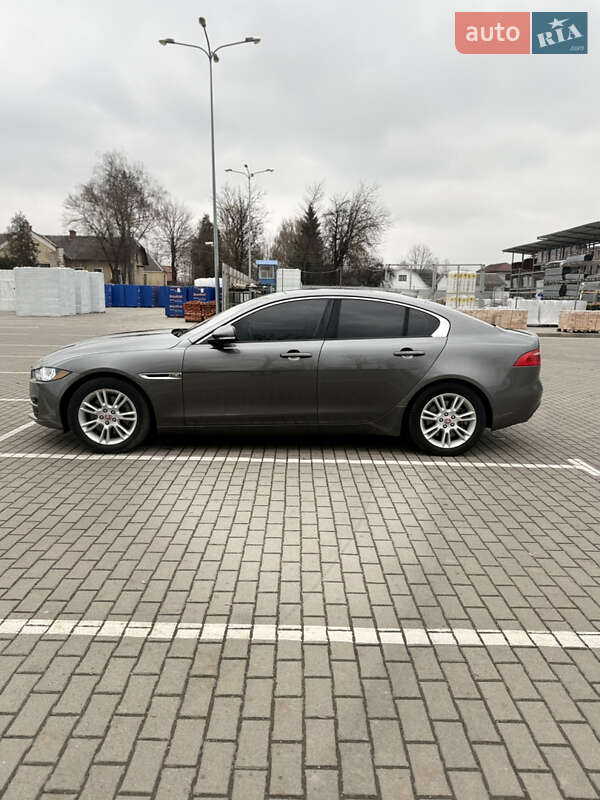 Седан Jaguar XE 2016 в Коломиї