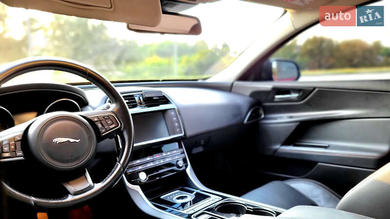 Седан Jaguar XE 2015 в Черкассах