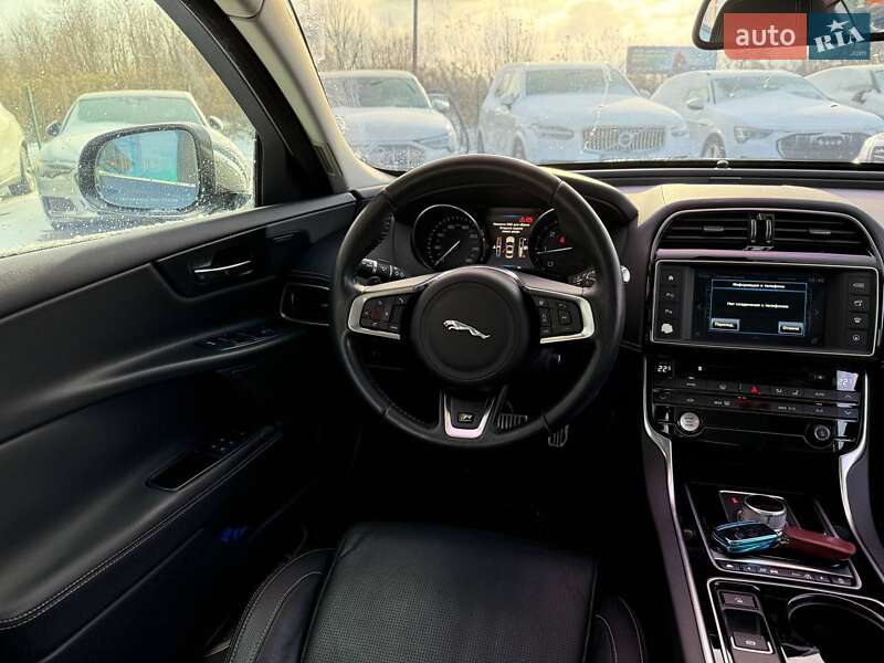Седан Jaguar XE 2015 в Львове