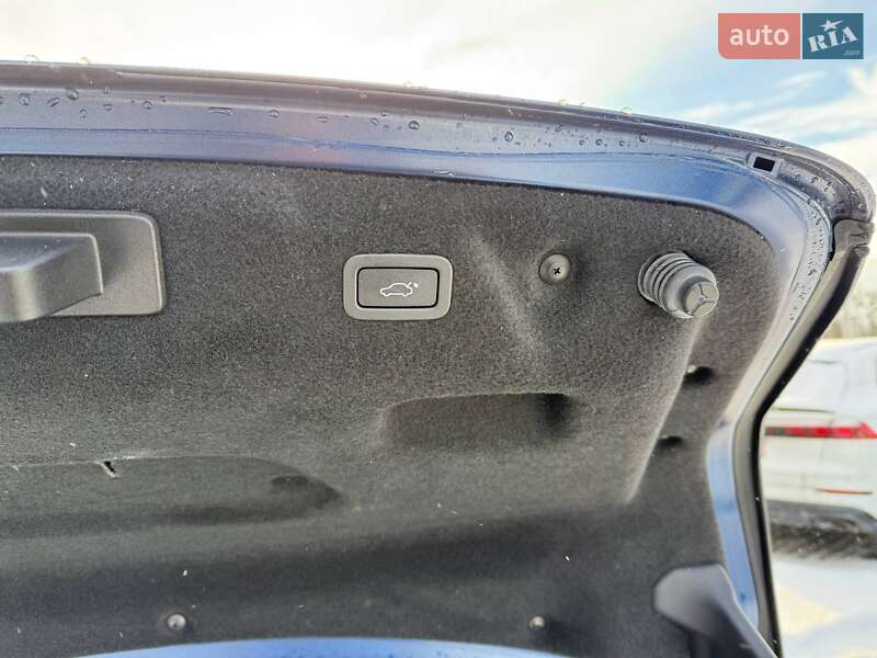 Седан Jaguar XE 2015 в Львове