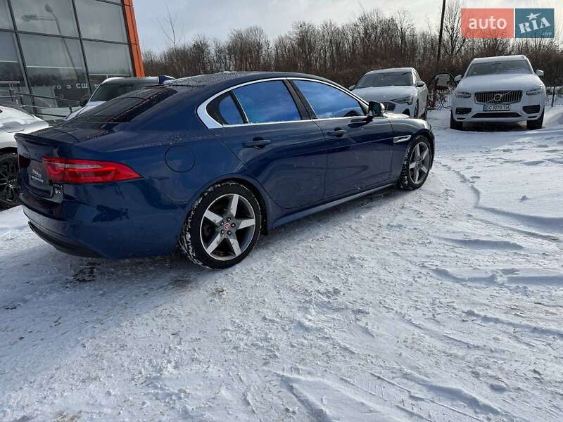 Седан Jaguar XE 2015 в Львове