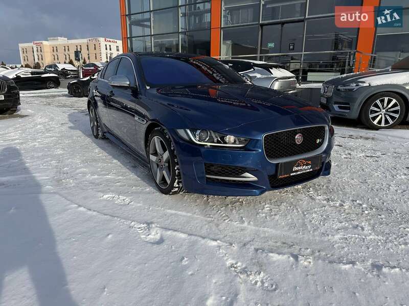 Седан Jaguar XE 2015 в Львове
