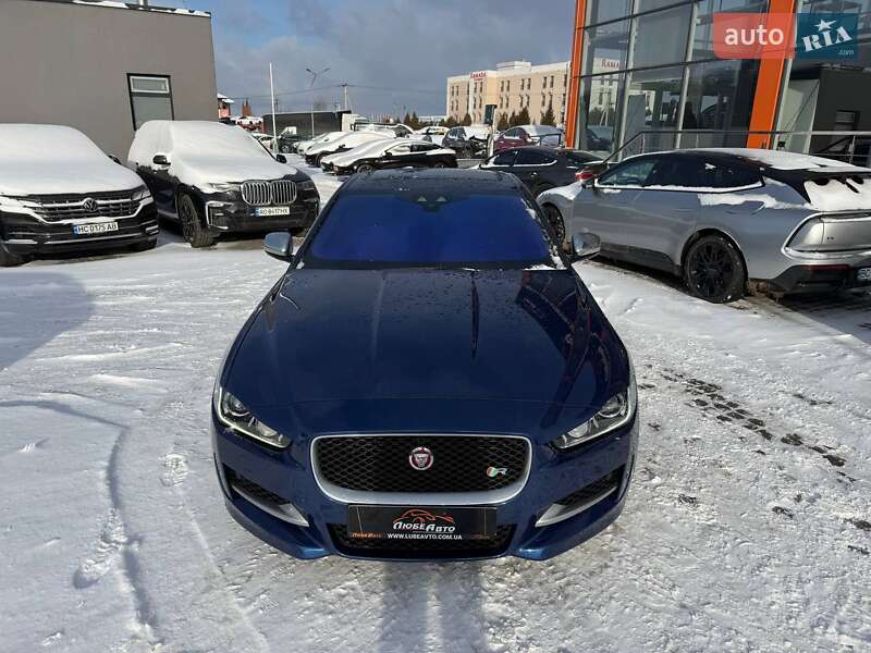 Седан Jaguar XE 2015 в Львове