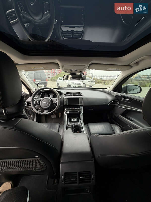 Седан Jaguar XE 2015 в Одесі