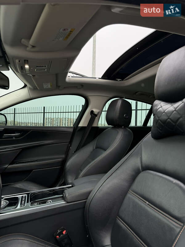 Седан Jaguar XE 2015 в Одесі