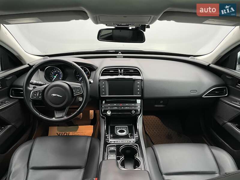 Седан Jaguar XE 2016 в Киеве
