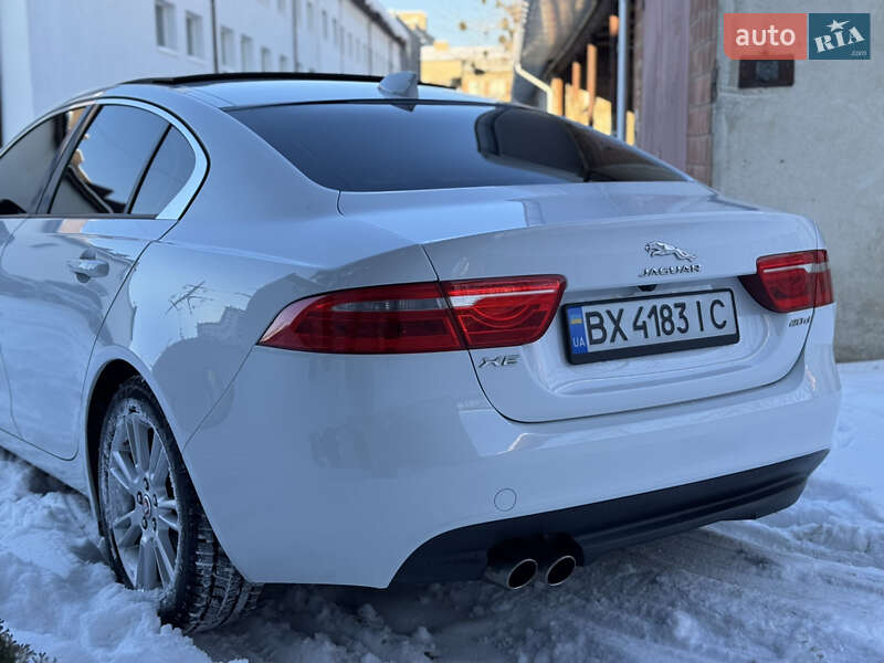 Седан Jaguar XE 2016 в Ивано-Франковске