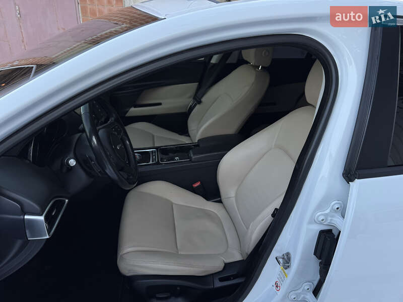 Седан Jaguar XE 2016 в Ивано-Франковске