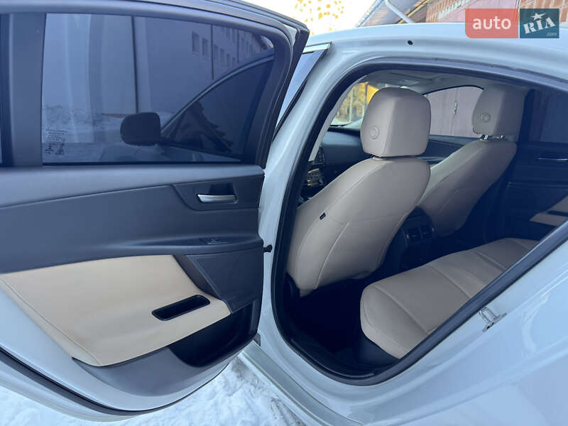 Седан Jaguar XE 2016 в Ивано-Франковске