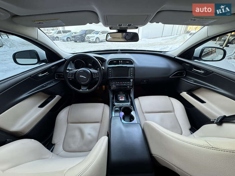 Седан Jaguar XE 2016 в Ивано-Франковске