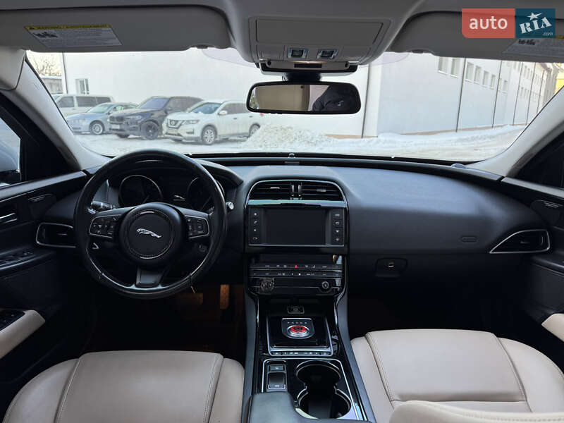 Седан Jaguar XE 2016 в Ивано-Франковске