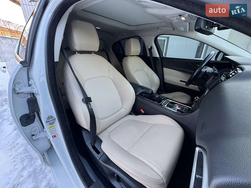 Седан Jaguar XE 2016 в Ивано-Франковске