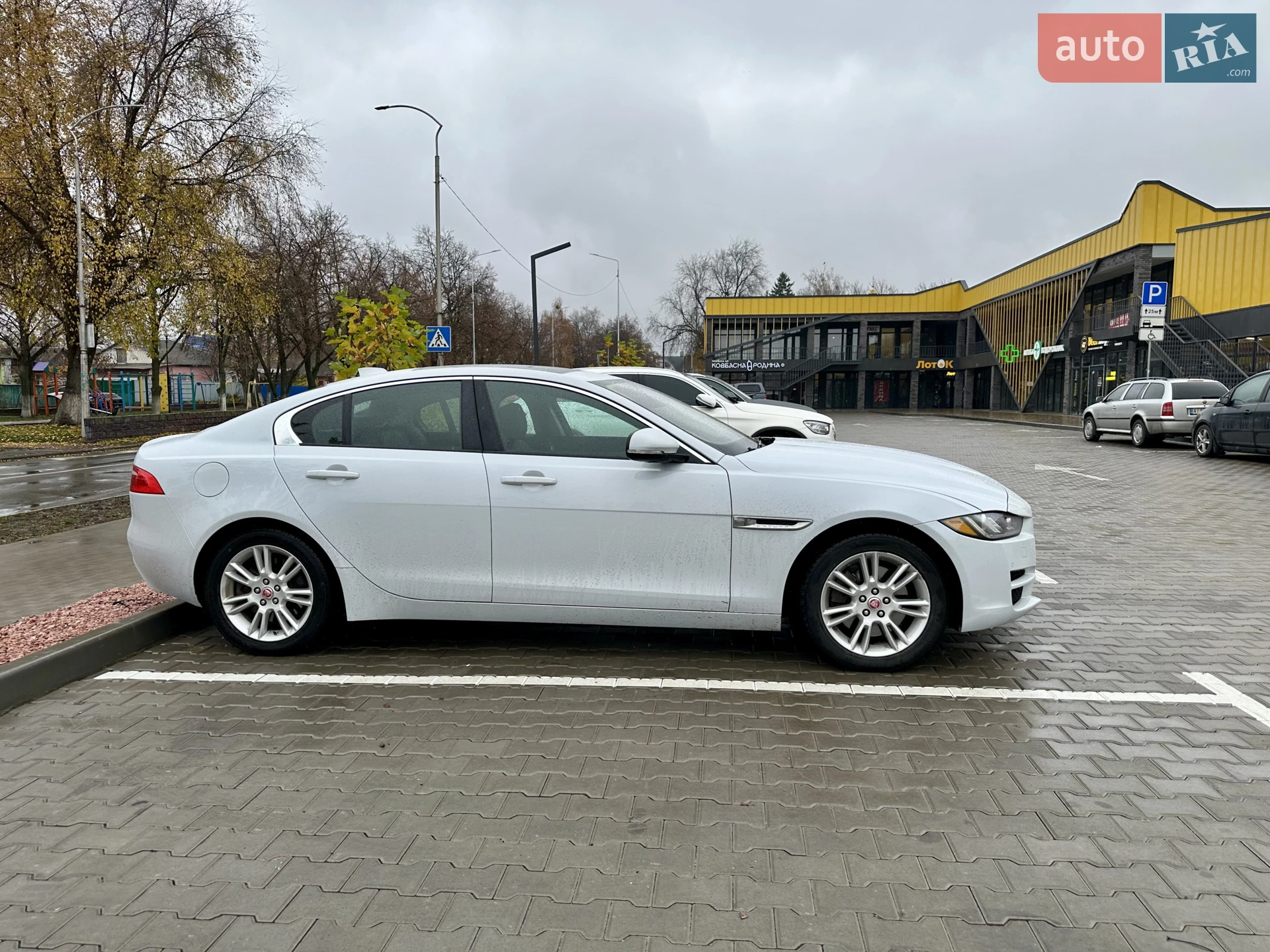 2018 Jaguar XE - мініатюра 4