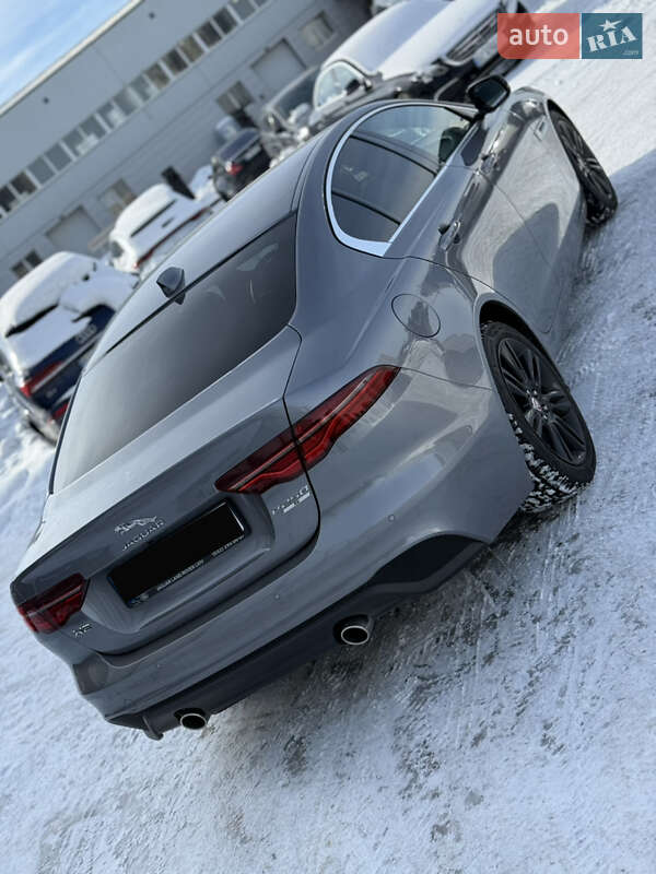 Седан Jaguar XE 2020 в Львове