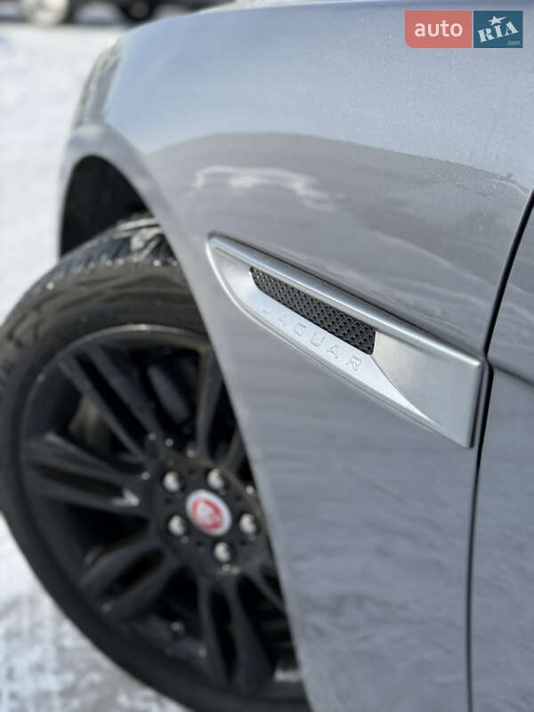 Седан Jaguar XE 2020 в Львове