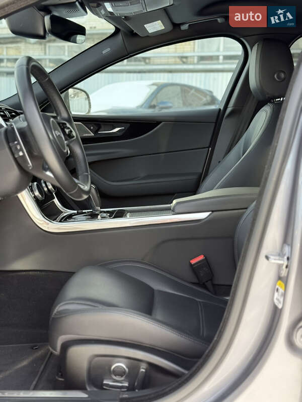 Седан Jaguar XE 2020 в Львове