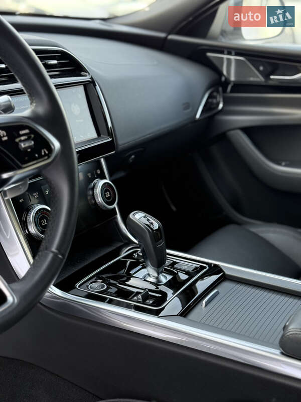 Седан Jaguar XE 2020 в Львове