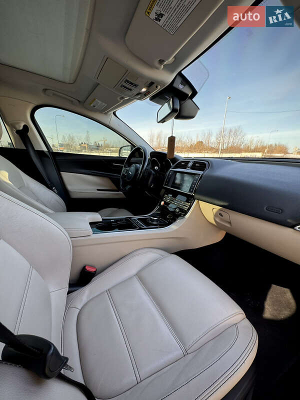 Седан Jaguar XE 2016 в Львове