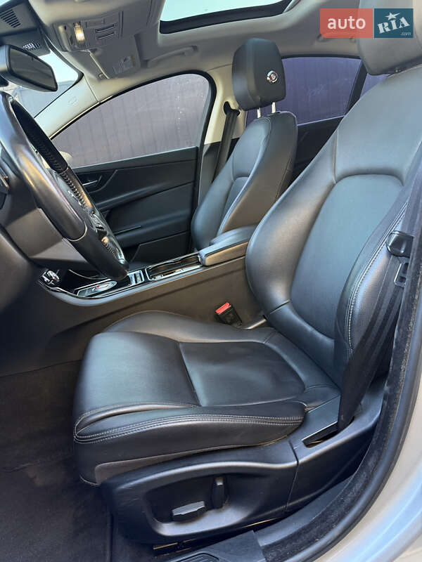 Седан Jaguar XE 2016 в Виннице