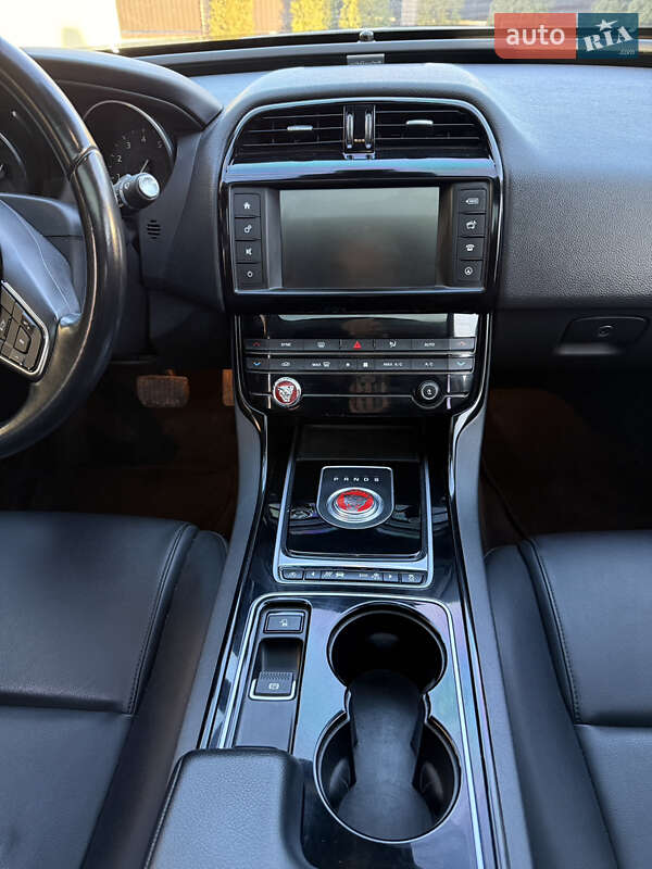 Седан Jaguar XE 2016 в Виннице