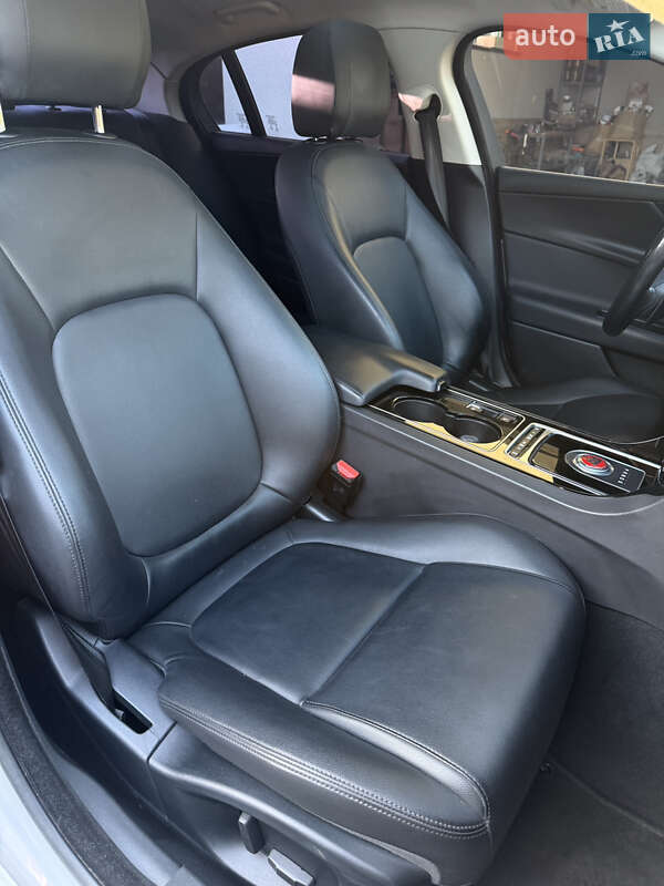 Седан Jaguar XE 2016 в Виннице