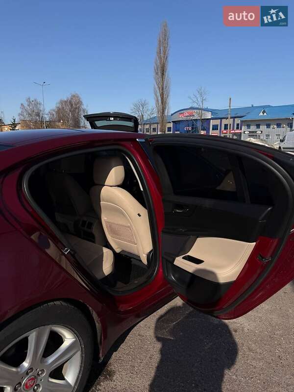 Седан Jaguar XE 2017 в Житомирі