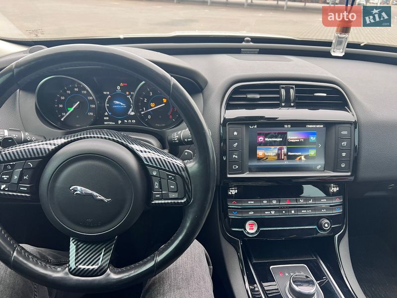 Седан Jaguar XE 2016 в Одесі
