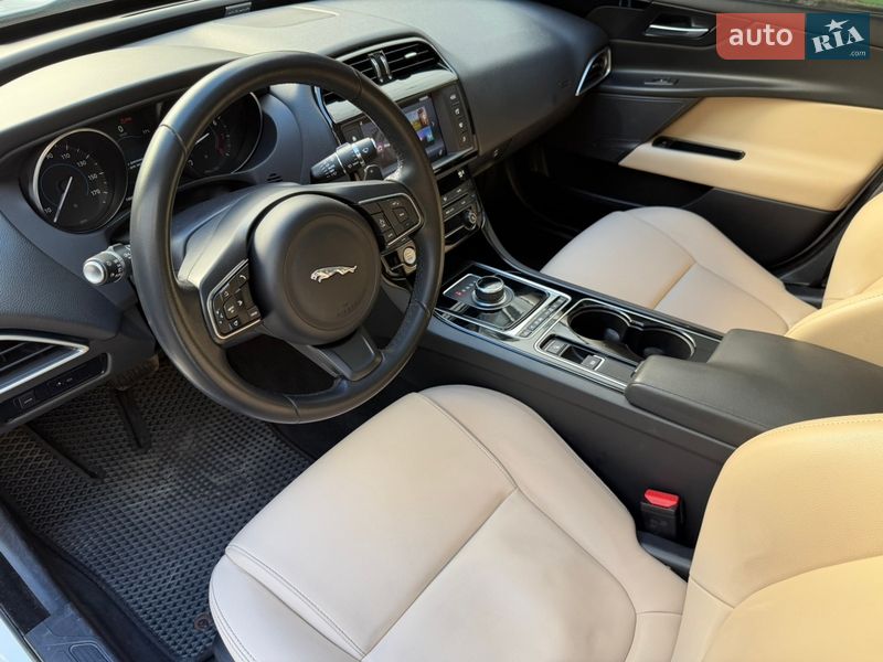 Седан Jaguar XE 2016 в Киеве