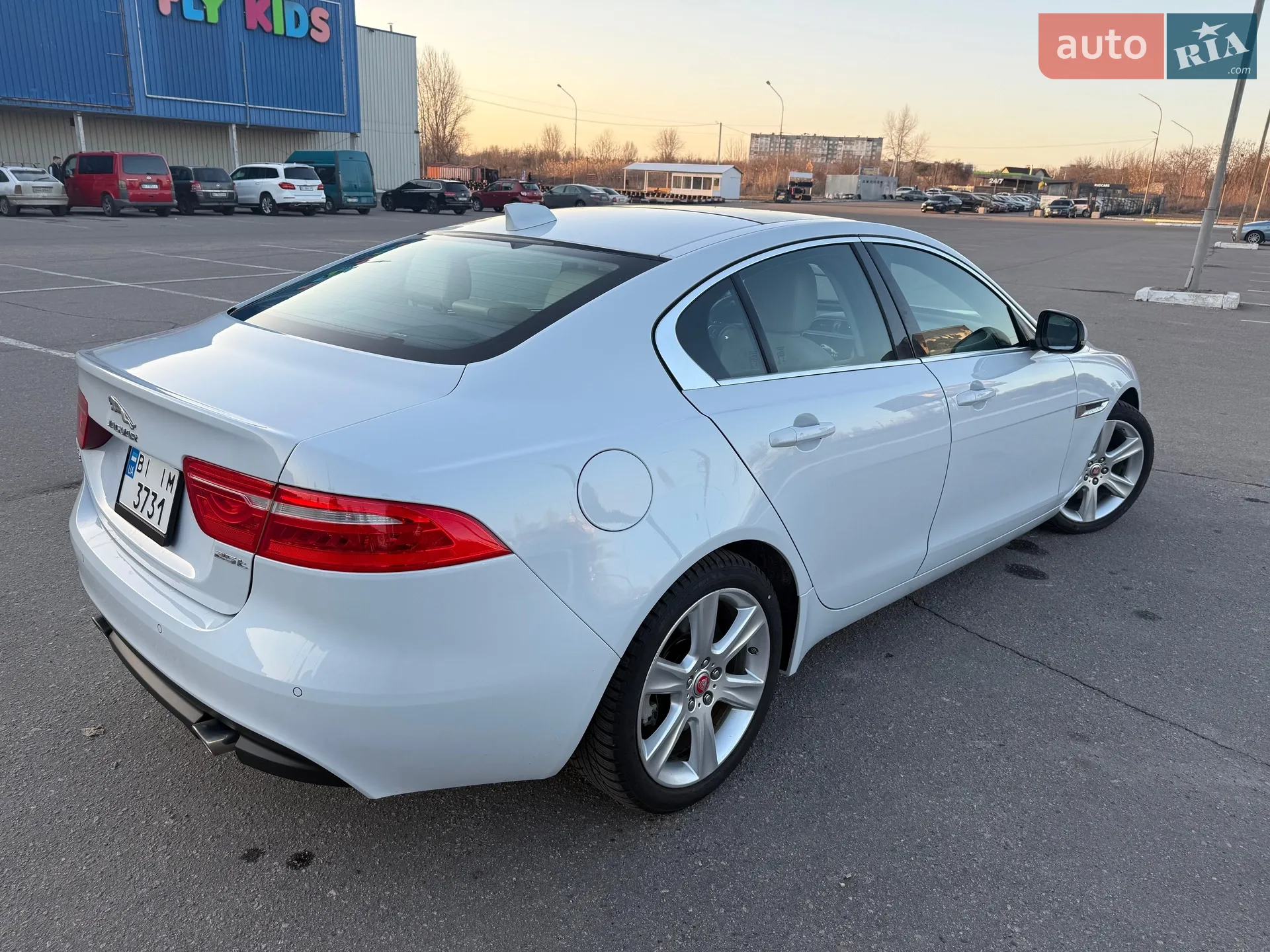2016 Jaguar XE - мініатюра 5