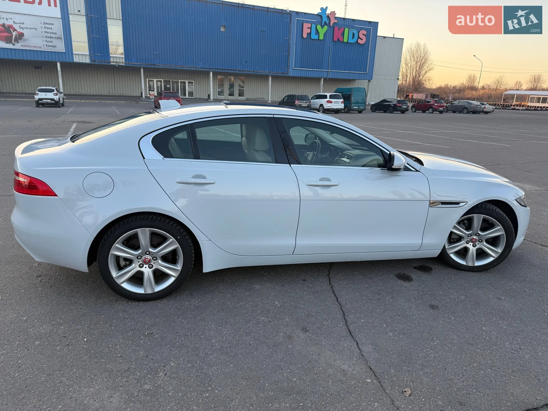 2016 Jaguar XE - мініатюра 7