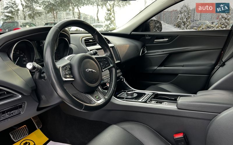 Седан Jaguar XE 2018 в Львове