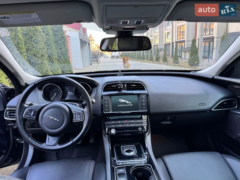 Седан Jaguar XE 2016 в Черновцах