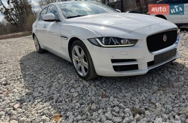 Седан Jaguar XE 2015 в Львові