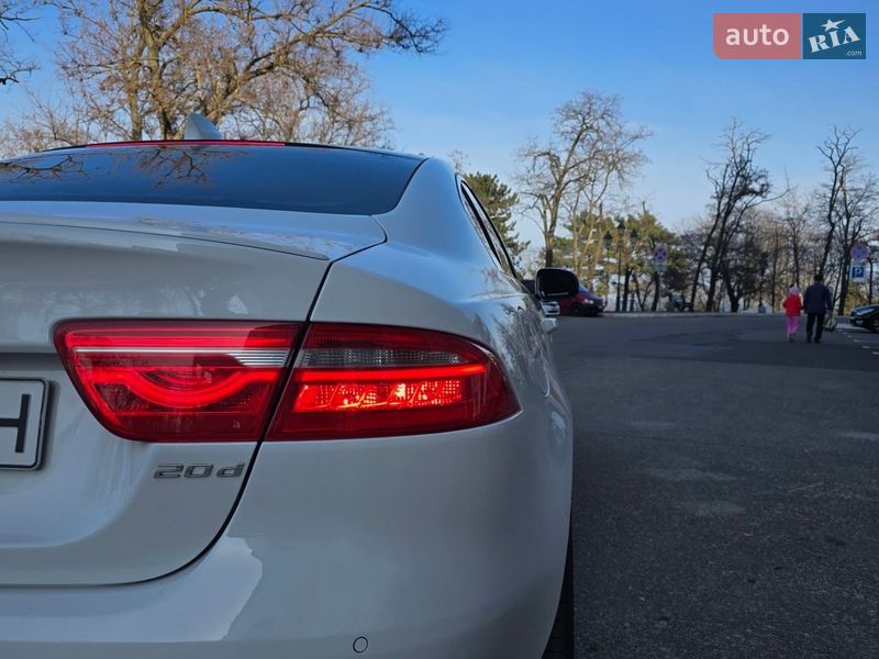 Седан Jaguar XE 2017 в Одесі