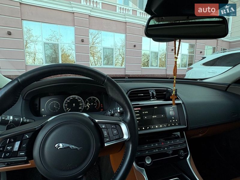 Седан Jaguar XE 2017 в Одесі