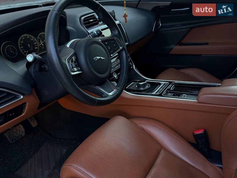 Седан Jaguar XE 2017 в Одесі