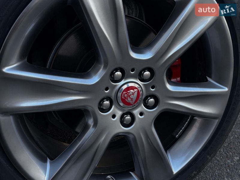 Седан Jaguar XE 2017 в Одесі