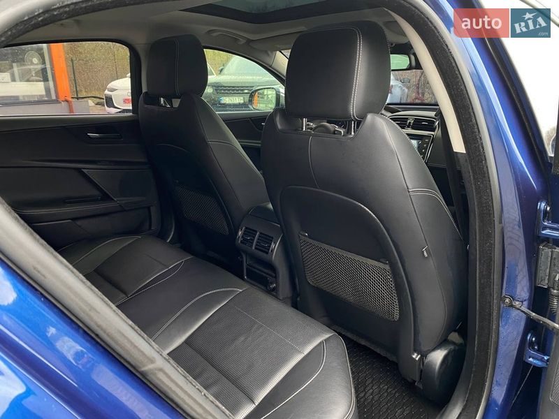 Седан Jaguar XE 2015 в Львові