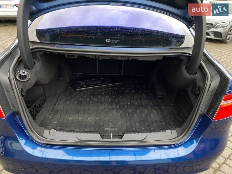Седан Jaguar XE 2015 в Львові