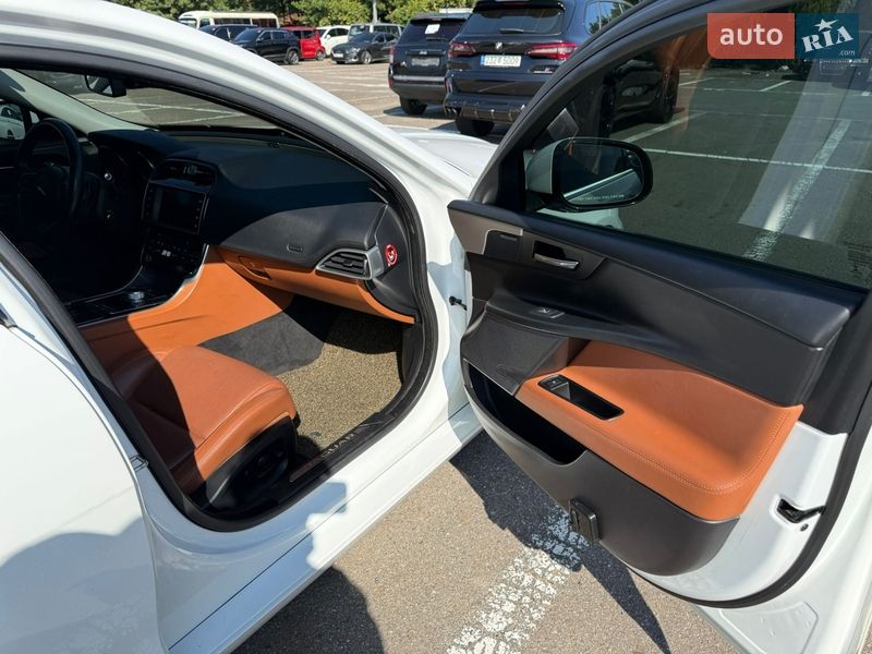 Седан Jaguar XE 2015 в Києві
